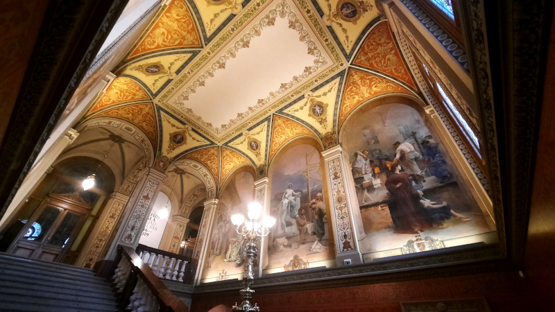 上层楼梯和墙绘普鲁格装饰艺术博物馆