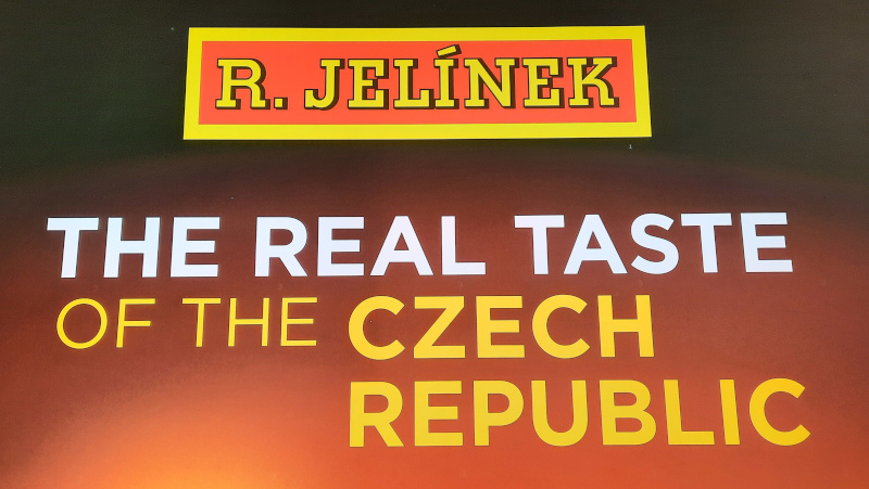 广告r.Jelinek产品包括prague机场滑动